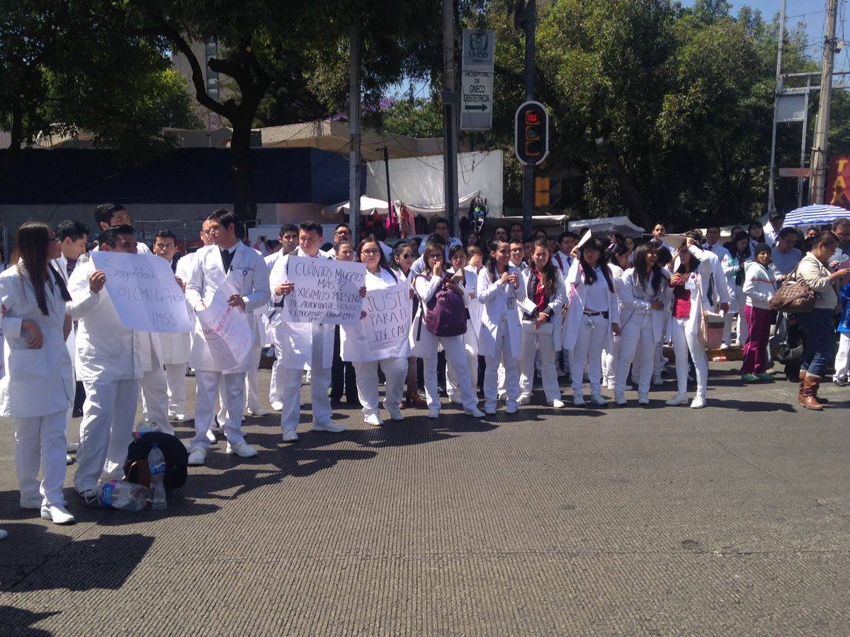 Médicos residentes del Hospital La Raza bloquean Calzada Vallejo. (S. Servín)