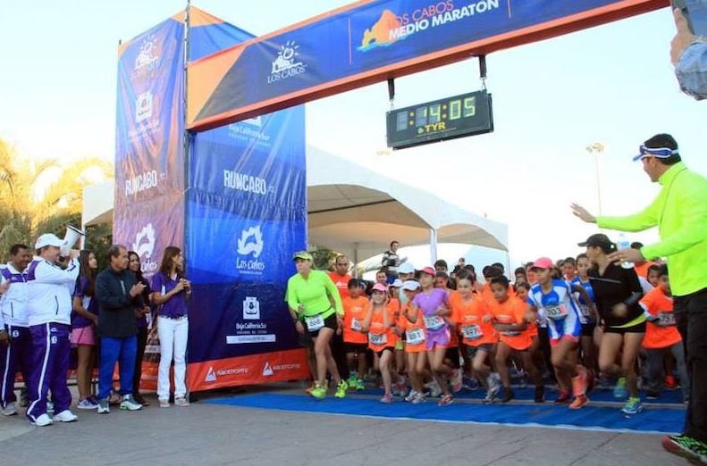 Keniano Francis Mueblo gana el maratón de Los Cabos