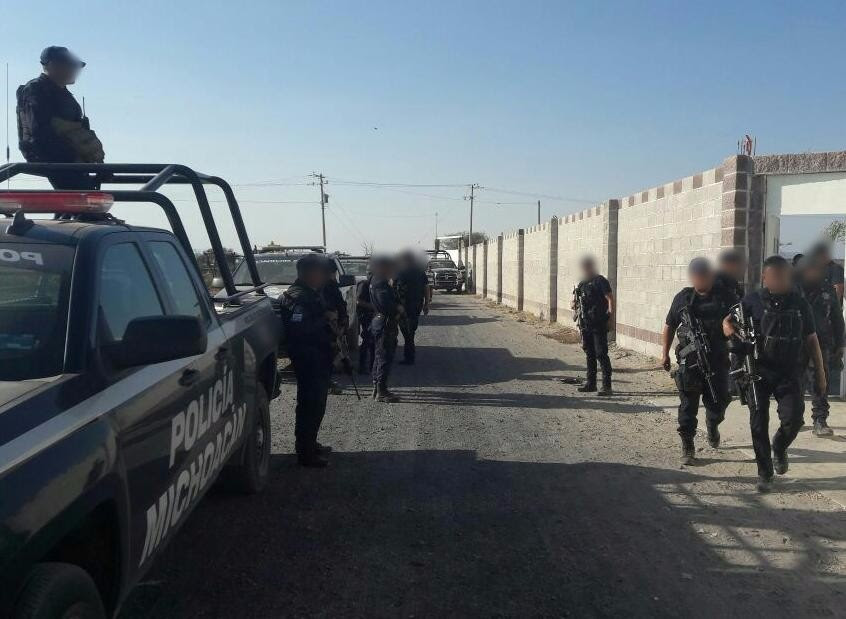 En la entrada al municipio de Tanhuato, los civiles armados realizaron detonaciones de arma de fuego contra los elementos policiales, quienes repelieron la agresión (Noticieros Televisa)