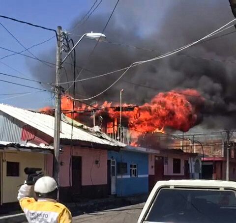 Policía rescata a 6 niños de un incendio en Uruapan, Michoacán