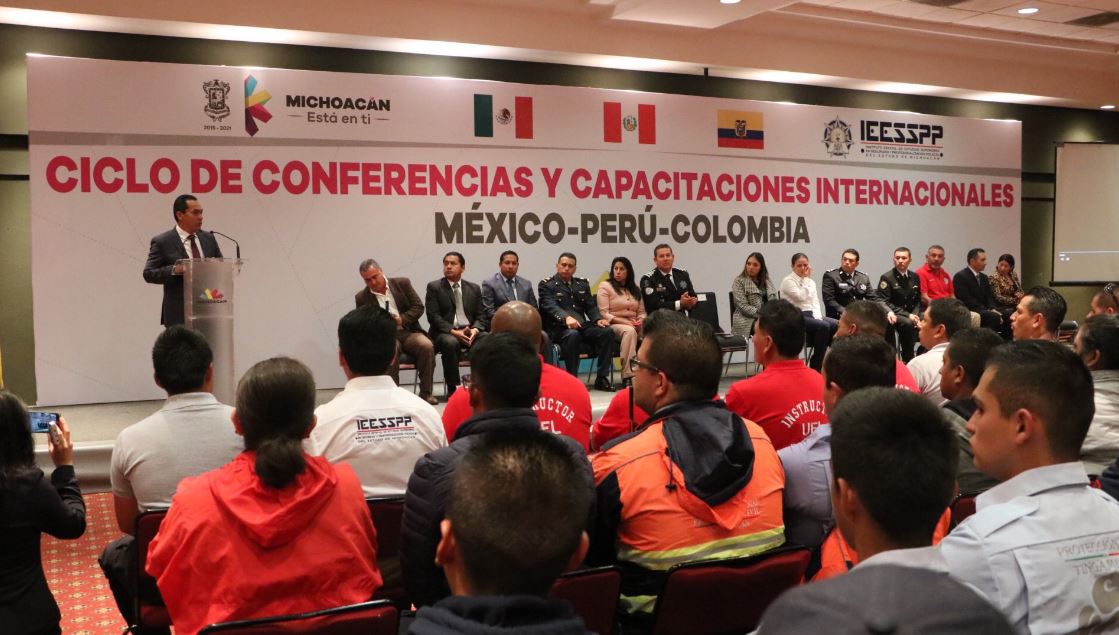 El secretario agradeció a nombre del gobierno del estado, a los representantes de las policías de Colombia y de Perú, que de manera gratuita compartan su cúmulo de experiencias (Twitter/@Adrian_LopezS)