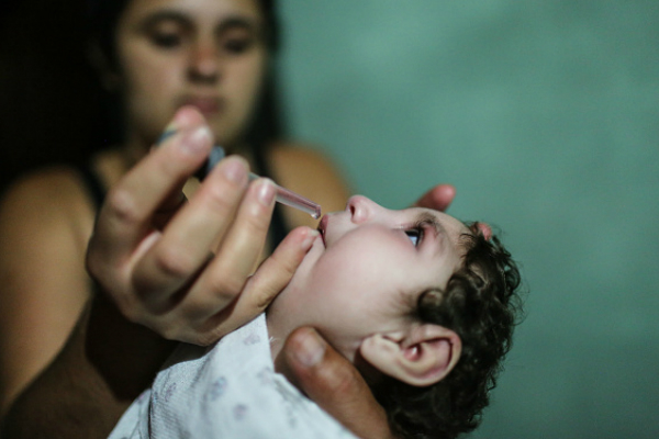 Una madre medica a su hija que nació con microcefalia en Brasil (Getty Images, archivo)