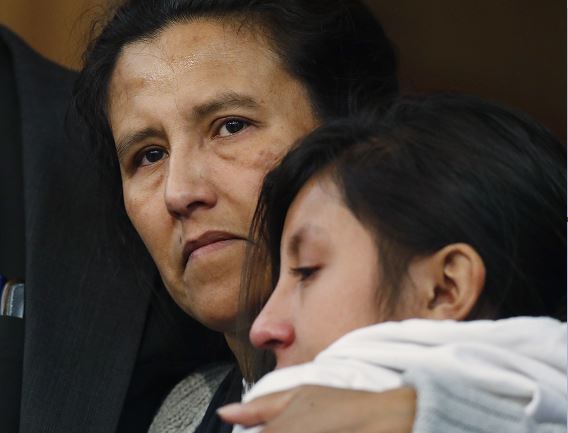 Este caso es similar al de la mexicana Elvira Arellano, quien se refugió en una iglesia de Chicago junto a su hijo hace más de 10 años, aunque al final fue deportada, logró regresar a EU con una visa humanitaria en marzo de 2014. (AP)