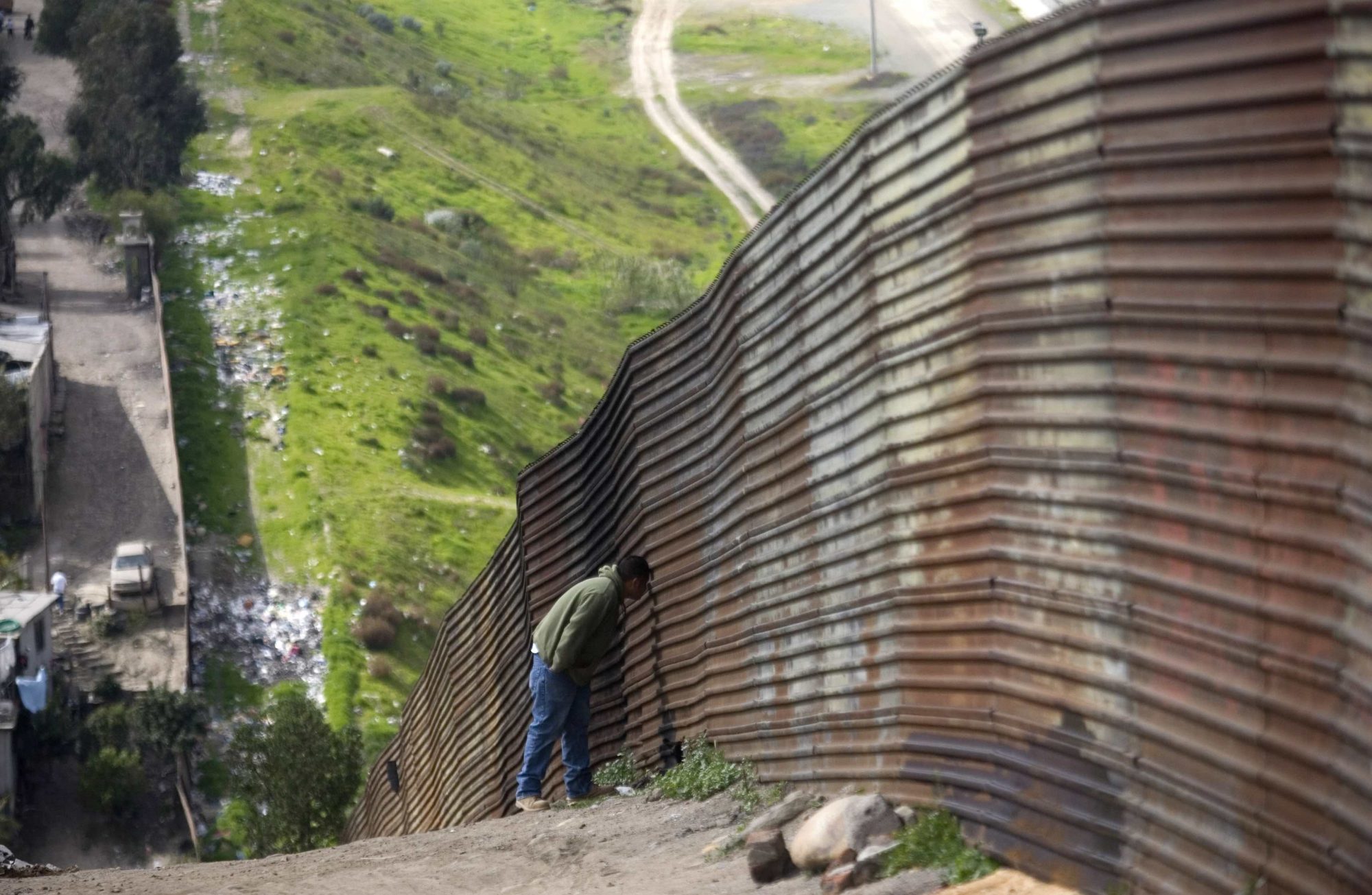 Un hombre se asoma en la frontera.