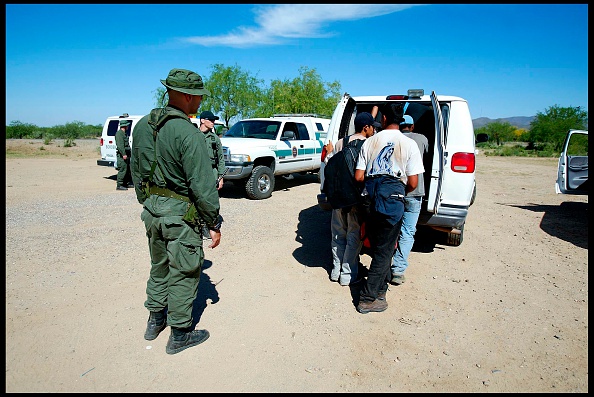 La Policía Fronteriza de Estados Unidos traslada a indocumentados.(Getty Images, Archivo)