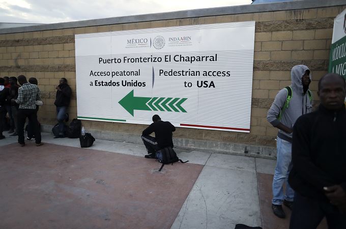 Las autoridades estadounidenses entregan a las mexicanas una ficha por cada deportado. (AP, archivo)