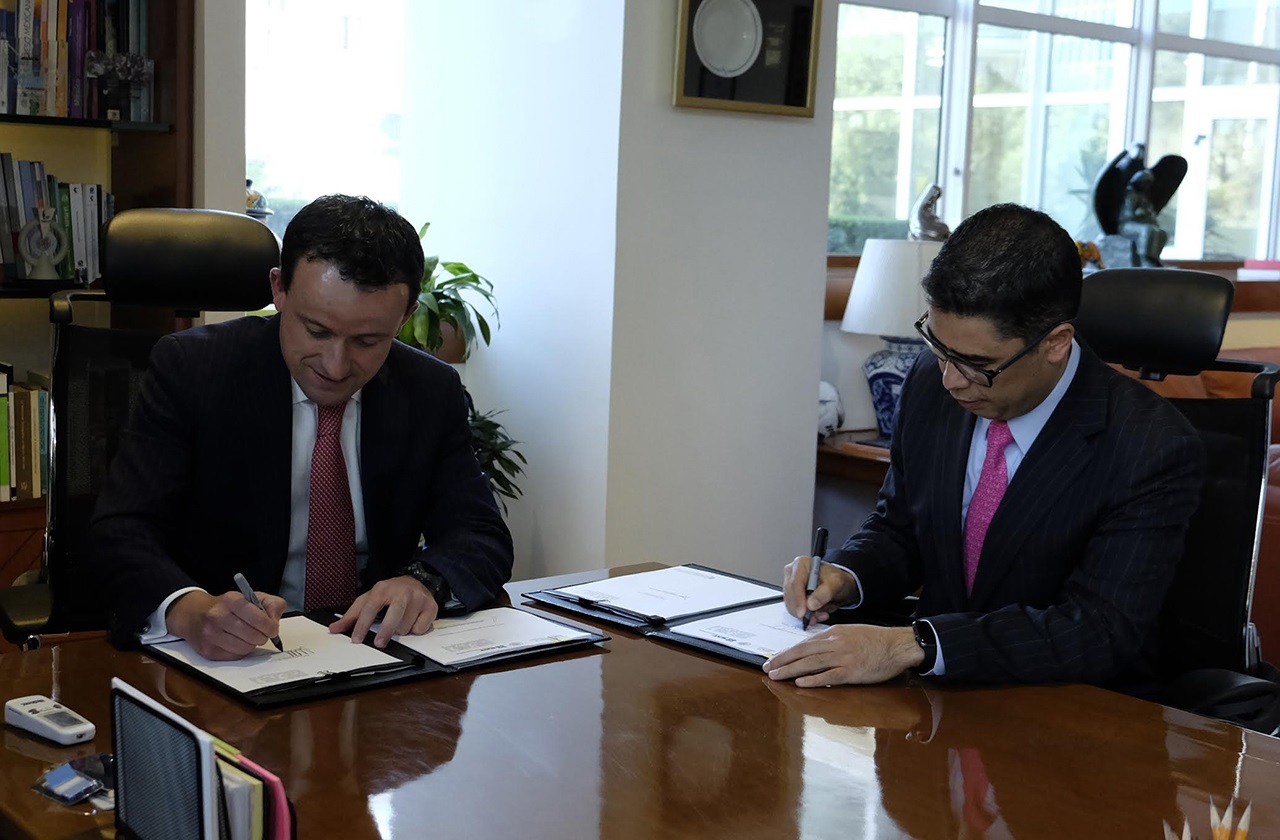 Mikel Arriola, director del IMSS; Osvaldo Santín, director del SAT, firman un convenio de colaboración. (IMSS)
