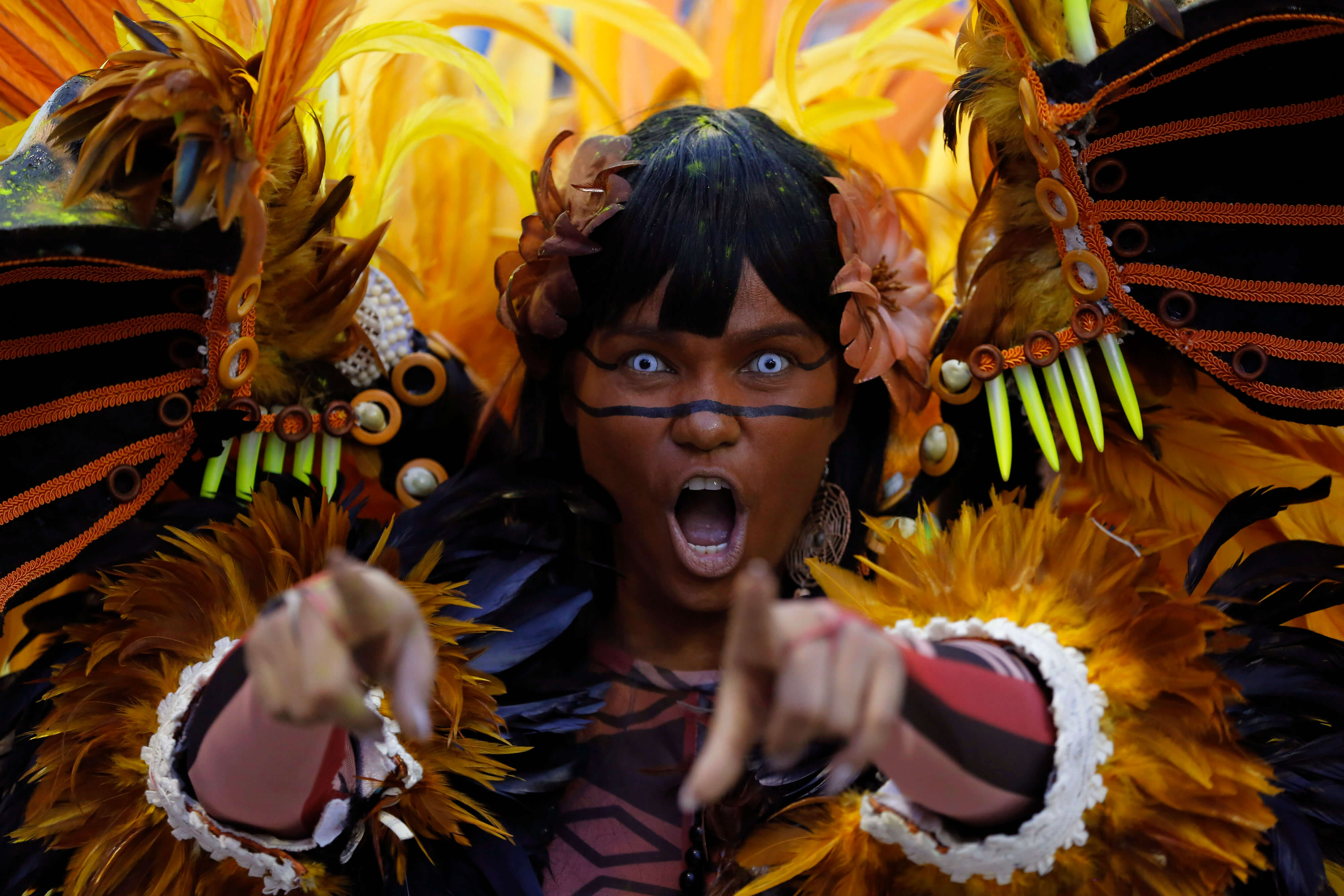 Miles de bailarines repletos de lentejuelas y plumas desfilaron en el Sambódromo de Río de Janeiro.