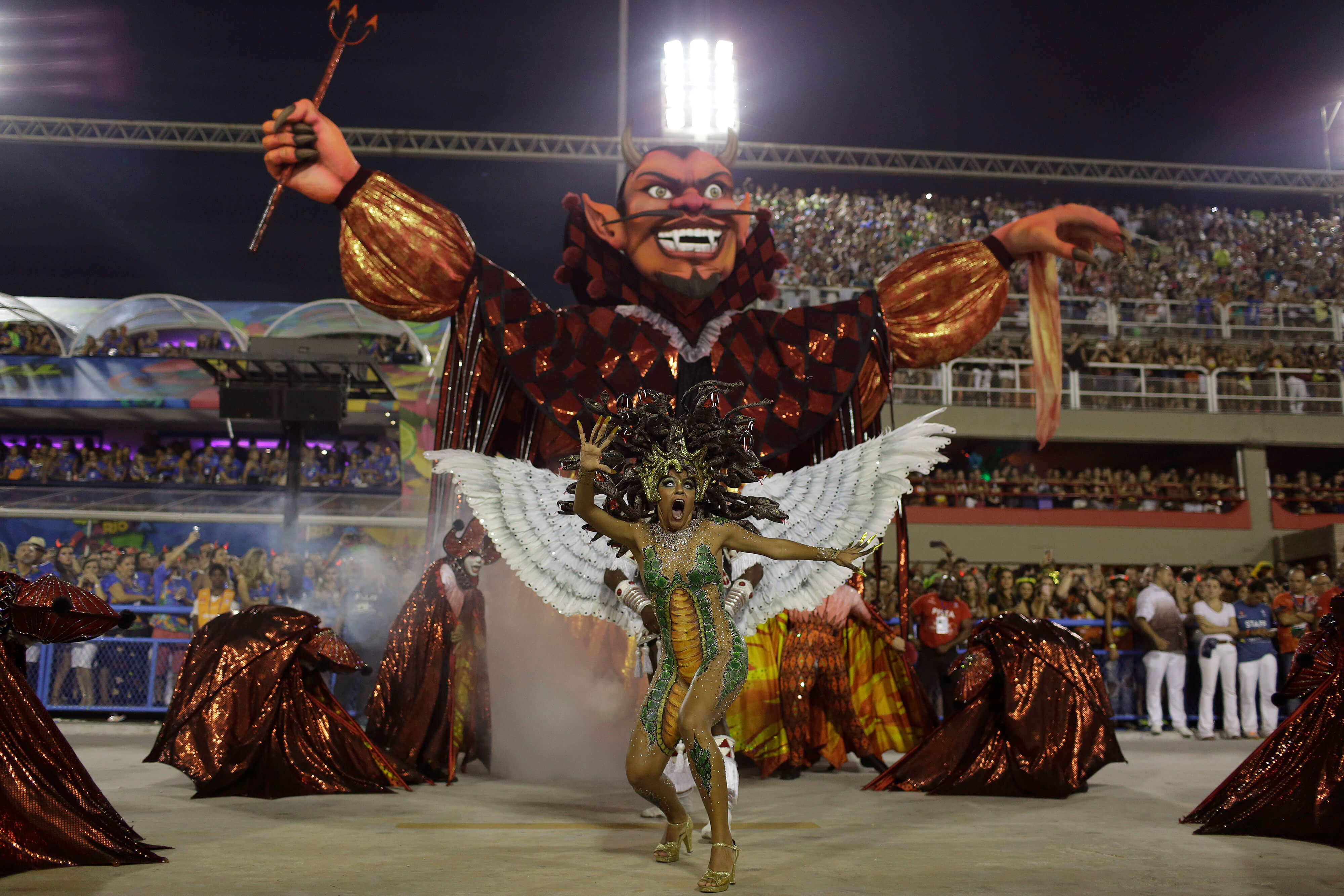 Miles de bailarines repletos de lentejuelas y plumas desfilaron en el Sambódromo de Río de Janeiro. 