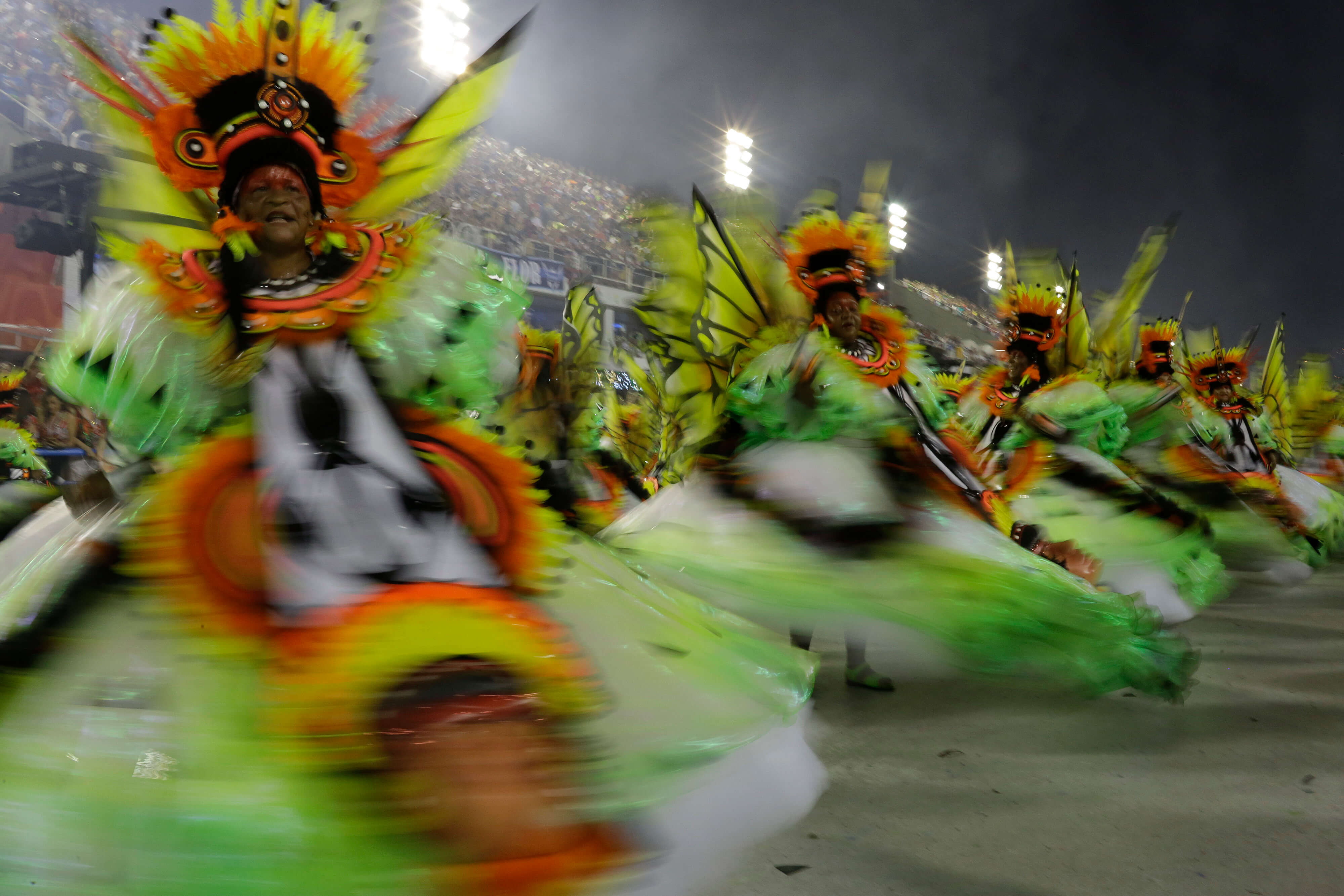 Miles de bailarines repletos de lentejuelas y plumas desfilaron en el Sambódromo de Río de Janeiro.