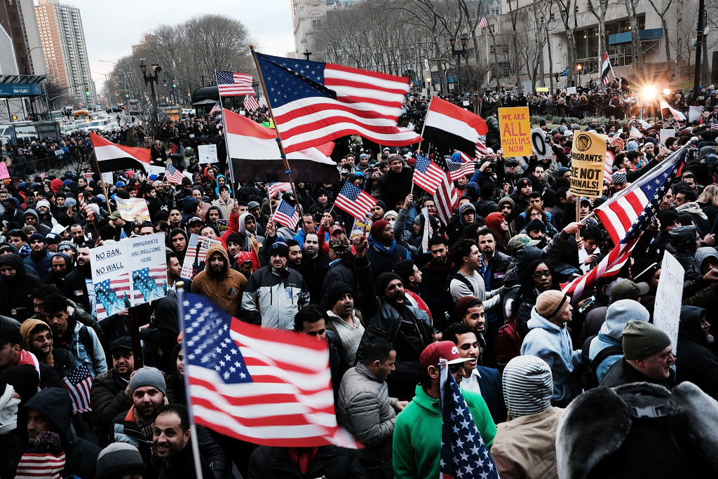 Miles de comerciantes yemeníes salieron a las calles de Nueva York para protestar contra el presidente Donald Trump.