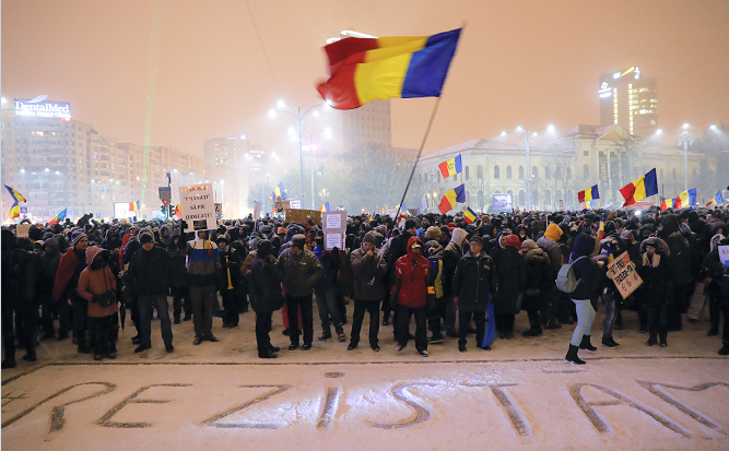 Miles de personas protestan en la Plaza Victoria contra el gobierno de Rumania.
