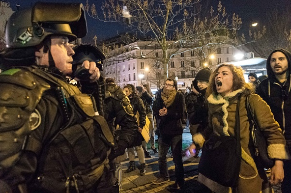 Miles de personas protestan en las calles de París por la violencia de un agente francés.