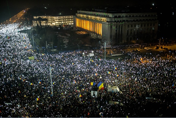 Miles de personas protestaron contra el gobierno de Rumania.