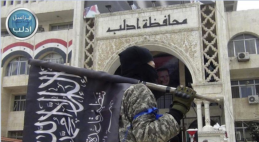 Militante de Al Qaeda sostienen la bandera del grupo en la ciudad de Idlib, Siria, (AP, archivo)