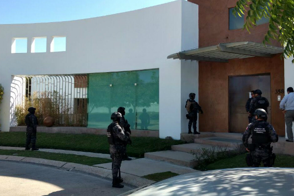 Fuerzas federales realizan el operativo en una casa ligada con el ex gobernador de Veracruz, Javier Duarte de Ochoa. (PGR)