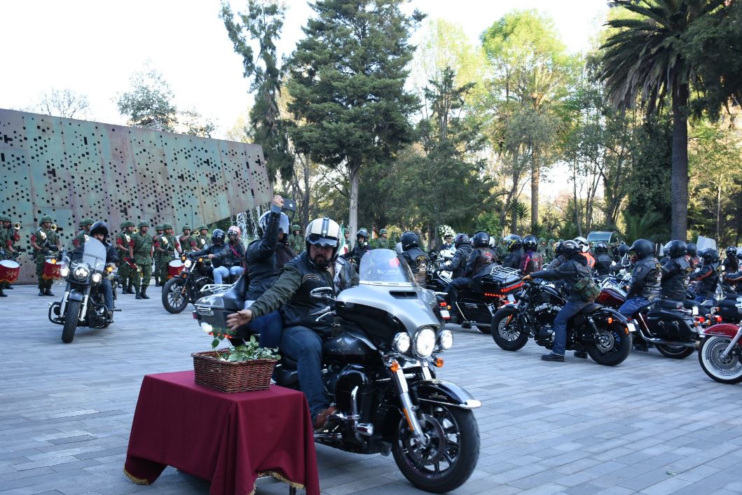 Los motociclistas de la rodada por el Ejército y la Fuerza Aérea partieron a la Ciudad de Querétaro para observar la exposición "Fuerzas Armadas: pasión por servir a México" (Twitter/@SEDENAmx)