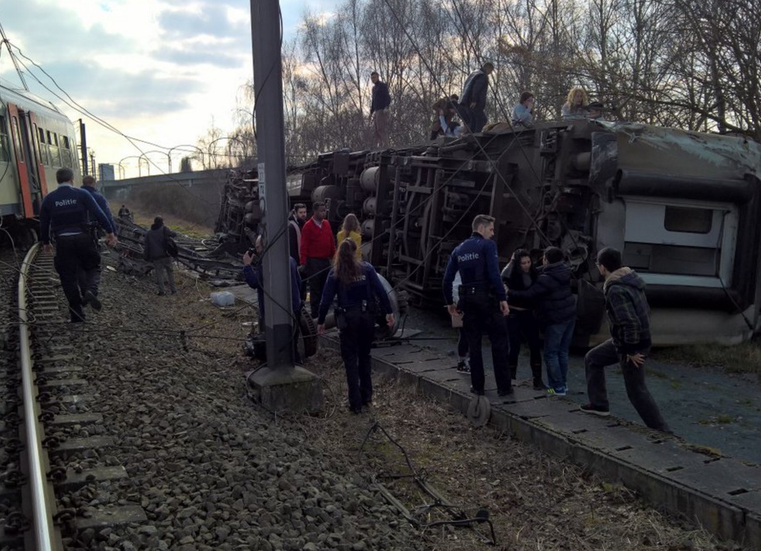 Las fotos publicadas en Internet captan la parte lateral de un vagón de tren de pasajeros después de descarrilar cerca de Bruselas, Bélgica (Instagram @WorldNews)