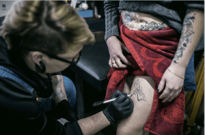 Mujer en Rusia realiza tatuajes sobre cicatrices de mujeres que han sido víctimas de la violencia. (AP)