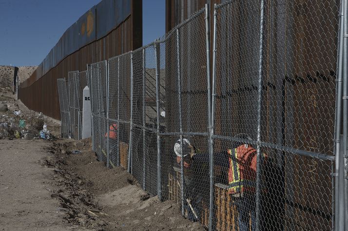 Trabajadores continúan construyendo una valla más alta en la frontera México-Estados Unidos que separa las ciudades de Anapra, México y Sunland Park, Nuevo México. (AP/archivo)