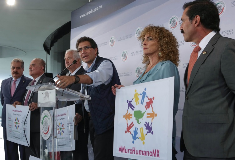 Senadores del PRI, PAN y PRD convocaron a formar una valla humana en la frontera con EU el próximo 17 de febrero; el perredista Armando Ríos Piter aseguró que será para generar unidad.