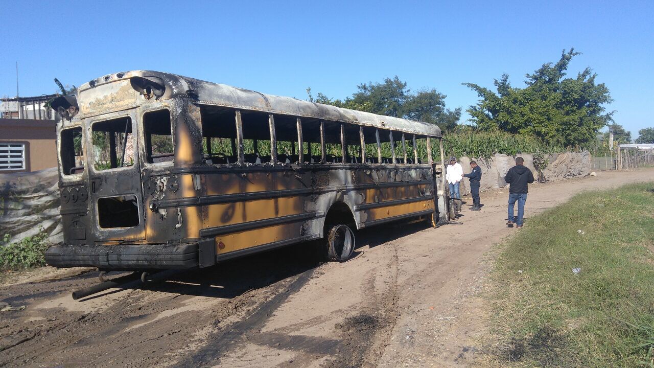 Los delincuentes interceptaron un autobús escolar que transportaba jornaleros agrícolas y lo incendiaron. (Noticieros Televisa)