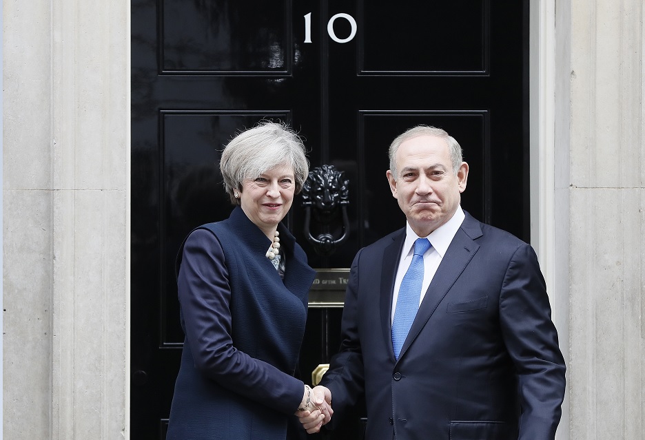 La primera ministra de Gran Bretaña, Theresa May, se reúne con su homólogo israelí, Benjamin Netanyahu, en Downing Street, Londres (AP)