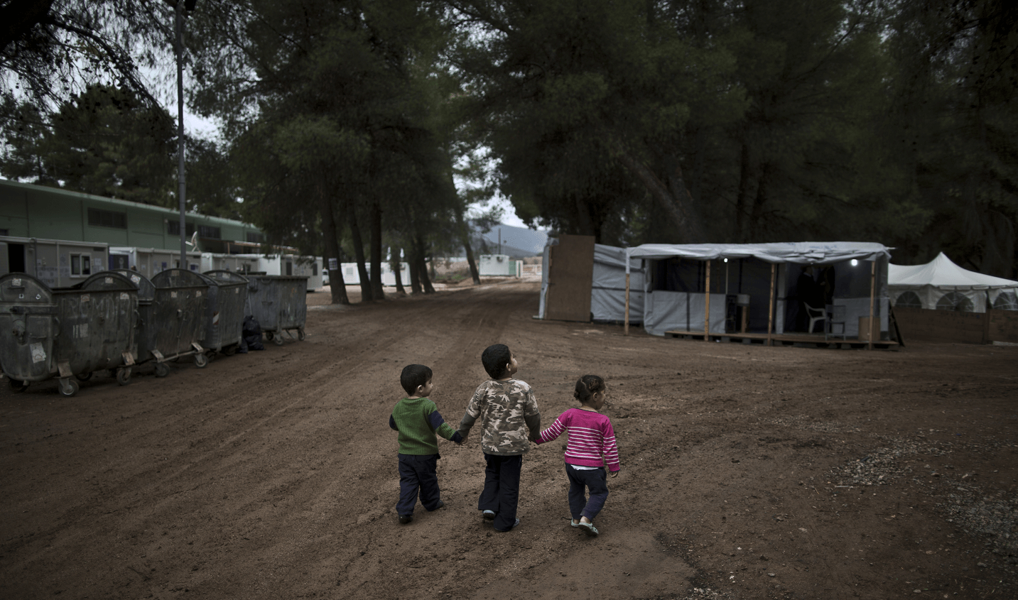 Niños migrantes en un campo de refugiados en Grecia. (AP, archivo)