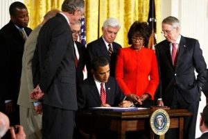 Barack Obama promulga le Ley Dodd-Frank en julio de 2010 (Getty Images)