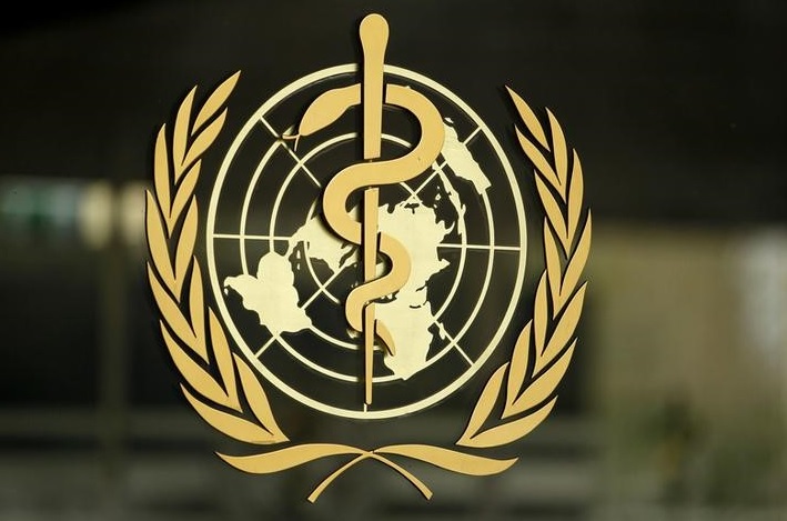 El logo de la Organización Mundial de la Salud (OMS) en la la entrada de su sede en Ginebra, Suiza (Reuters)