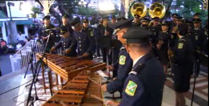 La orquesta la integran 42 elementos del Ejército Mexicano, 28 de ellos son chiapanecos (Noticieros Televisa)