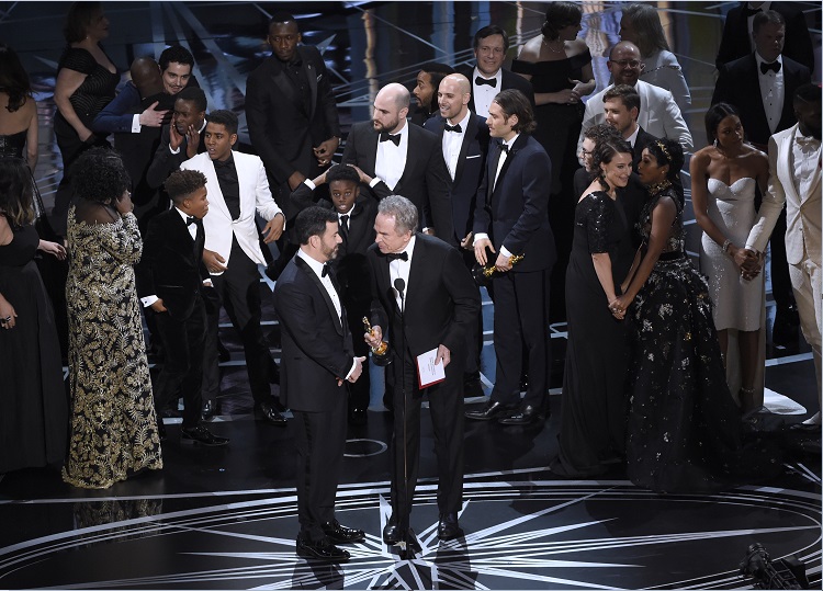 El anfitrión Jimmy Kimmel (Izq) y el presentador Warren Beatty discuten sobre el anuncio del ganador a mejor películar en la entrega del Oscar 2017 (AP)