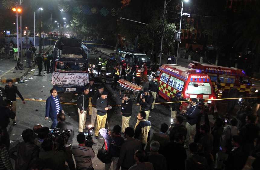 La policía y los trabajadores de rescate paquistaní trabajan en el lugar de una explosión en Lahore (Reuters)