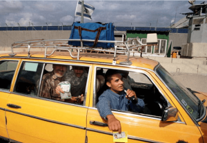 En la imagen, palestinos en el cruce Erez Checkpoint entre Israel y la Franja de Gaza en 1999. (Getty images, archivo)