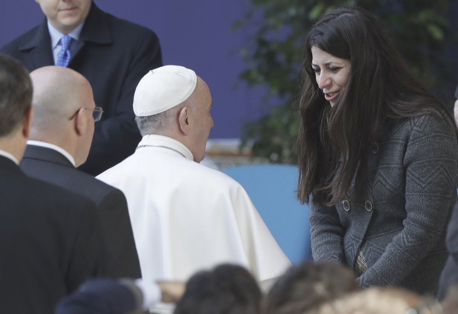 El papa Francisco se reúne con una refugiada siria en la universidad estatal Roma Tre. (AP)
