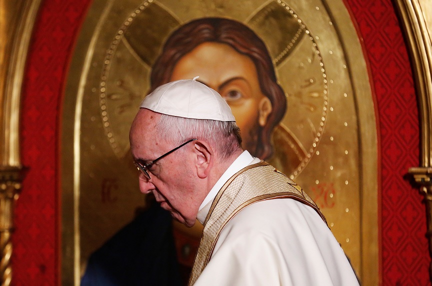 El papa Francisco pasa delante de un icono de Cristo durante su visita La Iglesia Anglicana de Todos los Santos en Roma (Reuters)