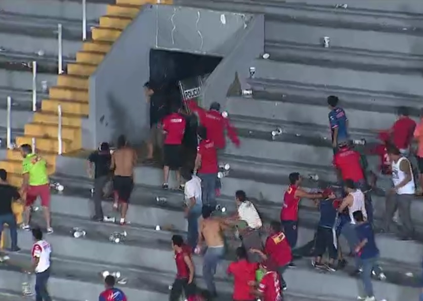 Aficionados se enfrentaron al término del partido en el estadio Luis 'Pirata' Fuente, de la ciudad de Veracruz.