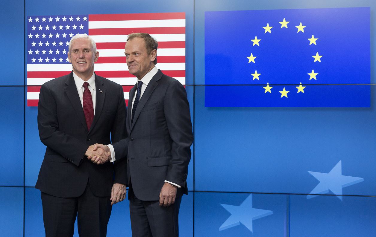 El vicepresidente estadounidense Mike Pence, a la izquierda, estrecha la mano con el presidente del Consejo de la UE, Donald Tusk, cuando llega al edificio del Consejo Europeo en Bruselas, Bélgica. (AP)