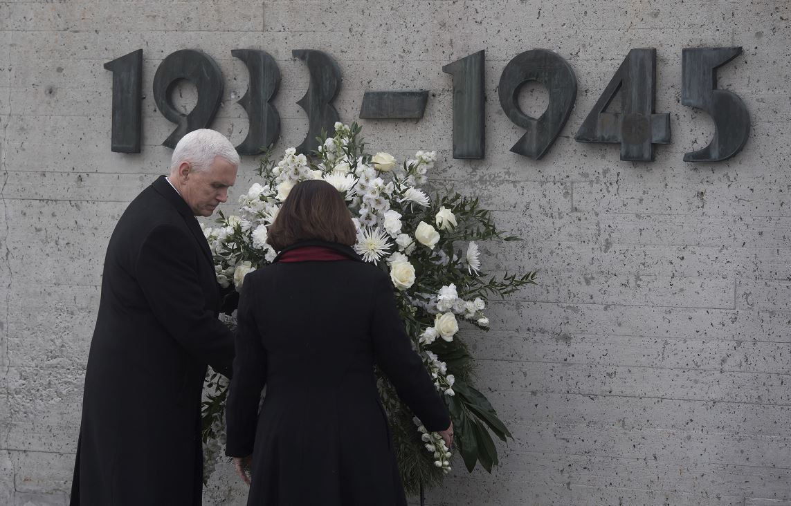 El vicepresidente estadounidense, Mike Pence, y su esposa Karen depositan una corona de flores para conmemorar a las víctimas nazis durante una visita al antiguo campo de concentración en Dachau, cerca de Múnich, Alemania. (AP)