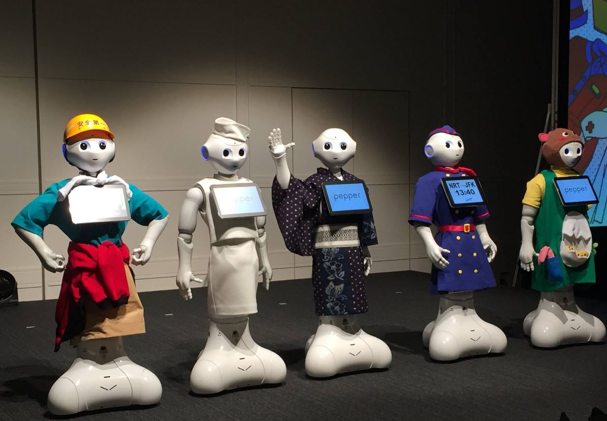 El popular robot Pepper protagonizó en Tokio su primer desfile de moda, la Pepper Collection 2017. (@Pepper140605 )