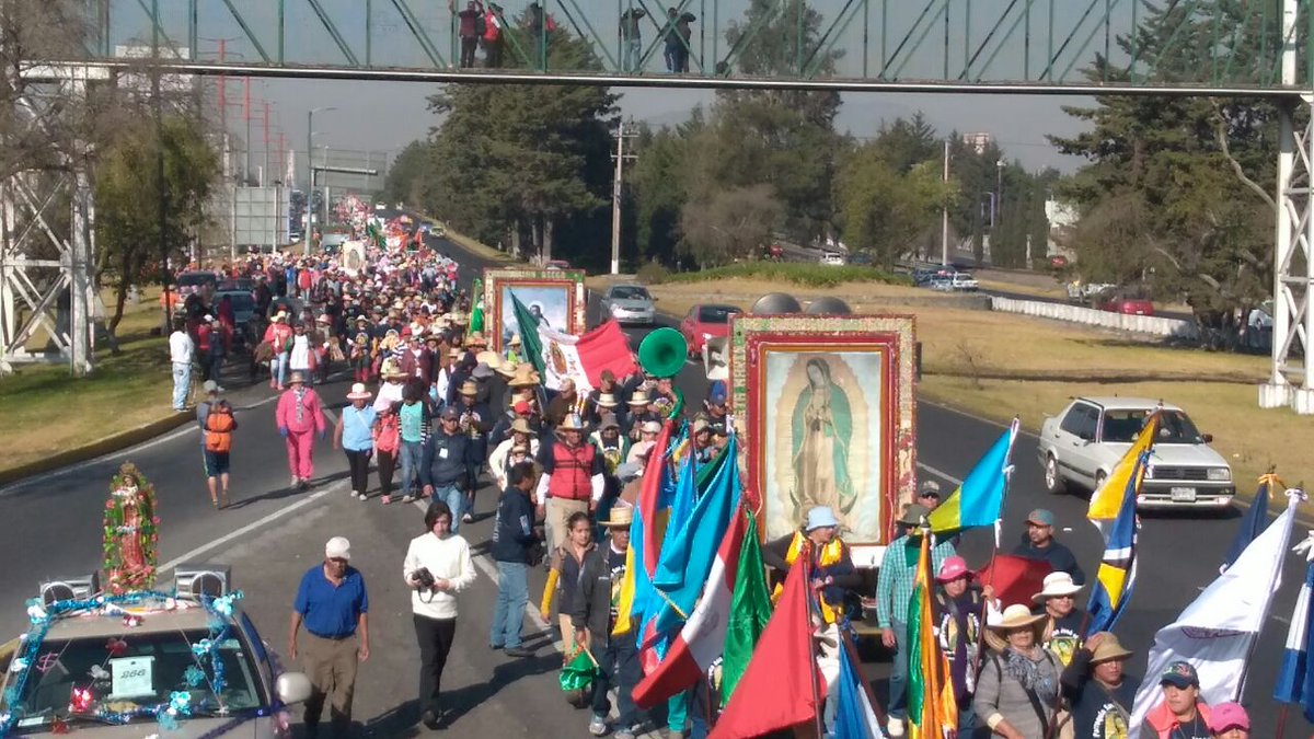 Peregrinación de Toluca avanza sobre Paseo Tollocan rumbo a la CDMX. (Twitter PcybMetepec)