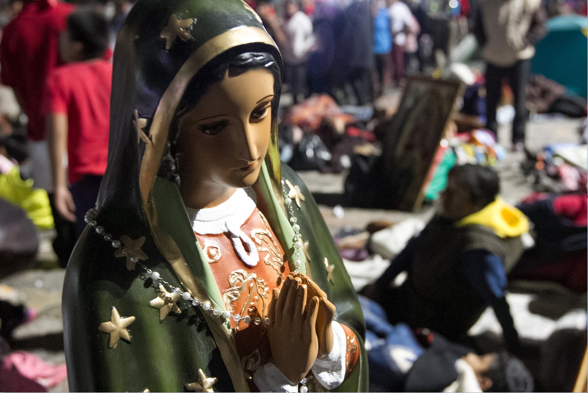 Peregrinos cargan con imágenes de la Virgen de Guadalupe en su camino a la Basílica; alrededor de 30 mil feligreses del Edomex se dirigen al cerro del Tepeyac