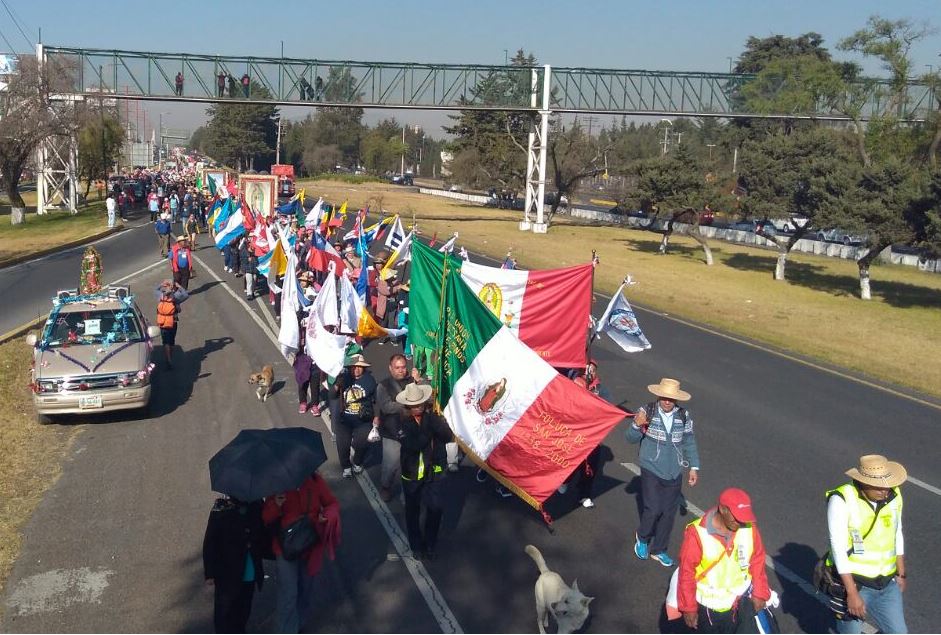 Por segundo día marchan sobre carriles laterales de la carretera federal México-Toluca (Twitter/@PcybMetepec)