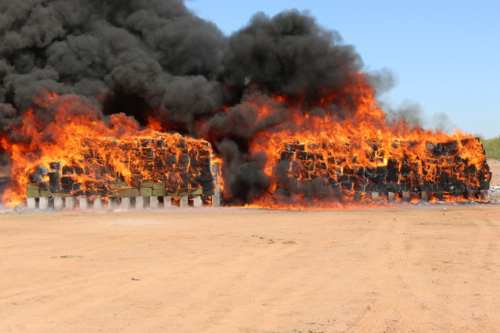 PGR incinera ocho toneladas de narcóticos en Sonora. (PGR, Sedena)