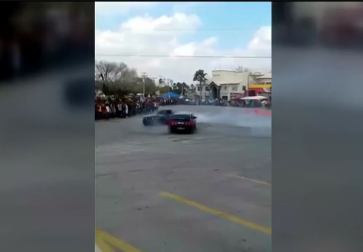 Piloto pierde el control y atropella a personas durante un evento automovilístico en Tamaulipas. (Noticieros Televisa)