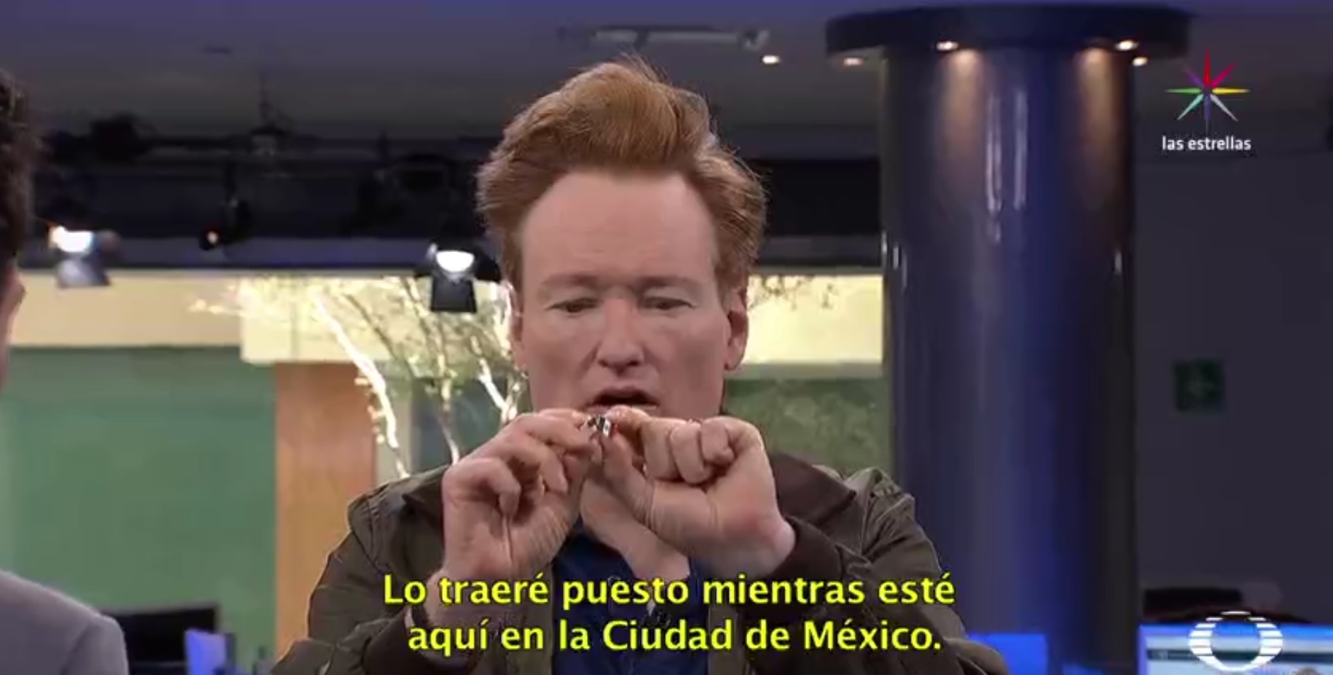 Prendedor con las banderas de Estados Unidos y México que le obsequiaron a Conan O'Brien (Noticieros Televisa)