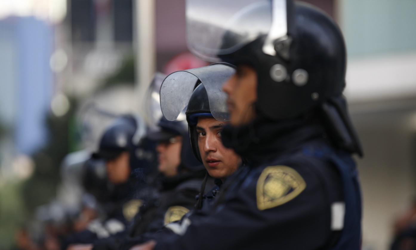 Elementos de la policía capitalina reforzarán la seguridad en el clásico joven (AP/archivo)