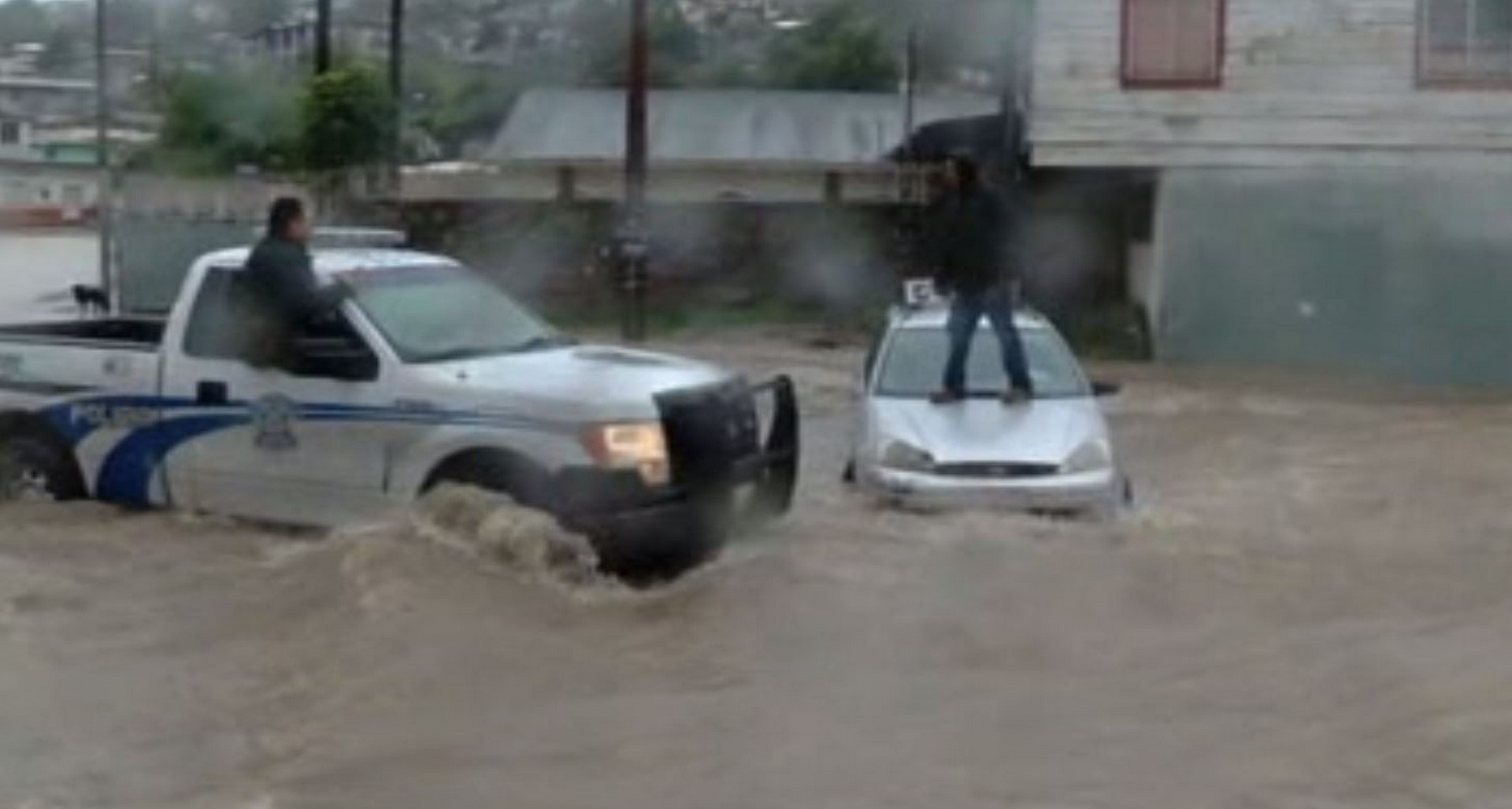Policía rescata a hombre atrapado en una corriente de agua en Tijuana, BC. (Noticieros Televisa)