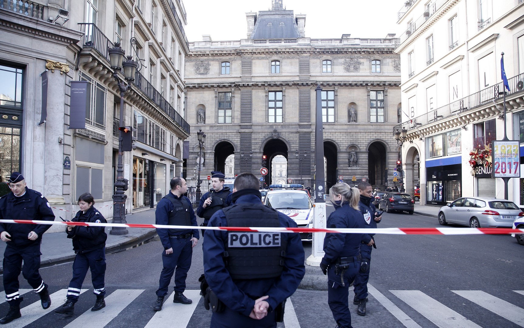Policías cercan la zona próxima al museo del Louvre en París, en donde militares fueron agredidos. (AP)