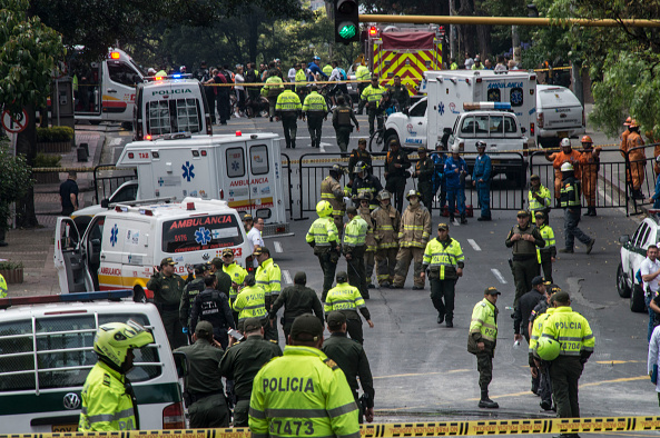 Policías colombianos acordonaron la zona donde explotó un artefacto en la ciudad de Bogotá.